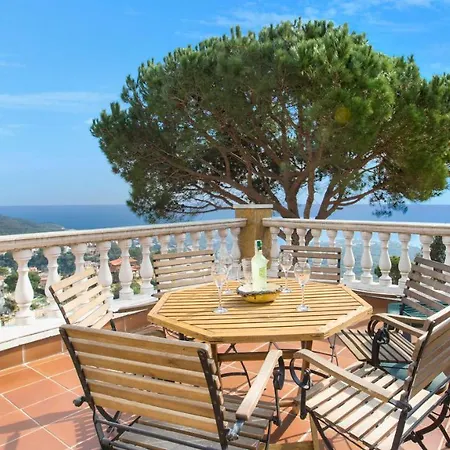 Sleeps 6 *
