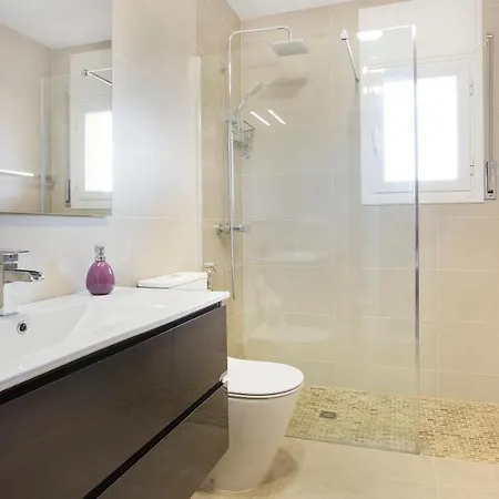 Villa Sleeps 6 *