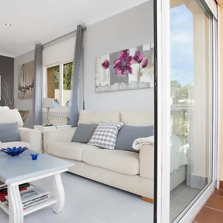 Vila Sleeps 6 *