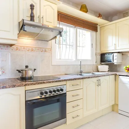 Sleeps 6 Vila